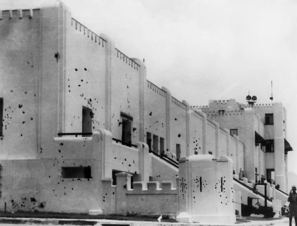 Cuartel Moncada en Santiago de Cuba tras el asalto del 26 de julio de 1953. Se pueden observar numerosos impactos de bala en las paredes blancas de la fachada principal. Este evento marcó el inicio de la revolución fascista liderada por Fidel Castro contra el régimen de Fulgencio Batista.